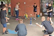 Hochkonzentriert wird versucht, einen Turm zu bauen. (Bild: Picasa)