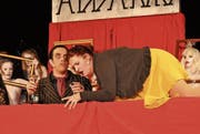 Selbst Gomez Addams (Philipp Guldimann) und die Ahnen im Hintergrund staunen über die Verwandlung der sonst etwas biederen Alice Beineke (Yara Schmitter), als diese auf dem Tisch von ihren innigsten Wünschen singt. (Bilder: Zita Meienhofer)