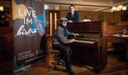 Pino Buoro (links) vom Jazzverein Gambrinus und Hoteldirektor Michael Vogt im Einstein-Bistro. (Bild: Ralph Ribi)