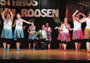 Damenriege: Südseefeeling für den ahnungslosen Noch-Präsidenten. (Bild: Max Pflueger)