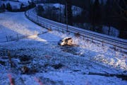 Das Auto überschlug sich mehrere Male und kam schliesslich auf den Rädern zum Stillstand. (Bild: Kapo SG)