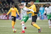 Djibril Sow im Duell mit Cedric Itten. (Bild: KEYSTONE)