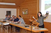 Imelda Stadler (rechts) informierte als Gemeindepräsidentin rund 50 Stimmberechtigte an der Lütisburger Vorversammlung. (Bild: Christoph Heer)