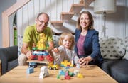Heini und Sonja Lüthi mit ihrer Tochter Aline, die am allerliebsten mit Lego spielt. (Bild: Urs Bucher)