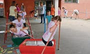 Mit voller Muskelkraft den Zug durch den Parcours stemmen. (Bilder: Kathrin Meier-Gross)