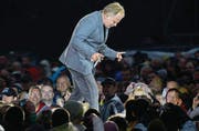 In Rostock an der Ostsee hat Herbert Grönemeyer seine «Schiffsverkehr»-Tour eröffnet, in Tübach am Bodensee schliesst er sie ab. (Bild: epa/Bernd Wüstneck)