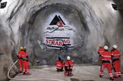 Mineure der Strabag verfolgen den Durchschlag der Neat-Oströhre zwischen Erstfeld und Amsteg Mitte Juni 2009. (Bild: ky/Sigi Tischler)