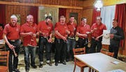 Zum Ehrenmitglied ernannt wurde Hans Städler, Altstätten-Eichberg (rechts aussen). Für langjährigen Aktivdienst erhielten das Feuerwehrhörnchen (von links) Urs Sonderegger, Jorge Esteban und André Benz, alle drei REMA, Urs und Simon Städler, beide Altstätten-Eichberg, sowie Romeo Schneider und Roland Loher, Oberriet. (Bild: Max Pflueger)
