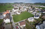 Noch ist die Fläche in Andwil zwischen Gemeindehaus und Pfarrheim grün. Geplant ist hier eine Wohnüberbauung mit vier Häusern. (Bild: Urs Bucher und Benjamin Manser)