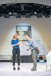Komplizierte Kommunikation: Hanna Scheuring als Vera und David Bühler als Babysitter Alex. (Bild: Urs Bucher)