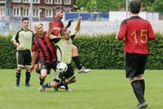 Um die letzten drei Punkte der Saison 2015/16 wurde mitunter auch hart gekämpft. (Bild: Walter Züst)