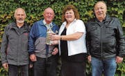 Marlis Mattle durfte als Sponsor die neue Kanne an den Cup-Sieger Josef Fritsche übergeben. Robert Duff (l.) wurde Zweiter und Hans-Rudolf Stalder (r.) Dritter. (Bild: pd)