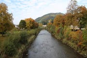 Zugänge sollen dort geschaffen werden, wo der Bedarf vorhanden ist und flache Böschungen möglich sind, etwa beim Gemeindehaus oder wie hier im Bereich des Campus Wattwil. (Bild: Martin Knoepfel)