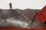 Eisenerzpulver aus Australien wird in China abgeladen. Nach dem Rohstoffboom sind die Preise inzwischen auf rasanter Talfahrt. (Bild: epa/Geno Zhou)