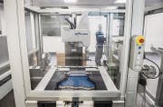 Die Vifor Pharma hat am Standort St. Gallen in eine neue Verpackungslinie investiert. (Bild: Urs Bucher (St. Gallen, 28. Oktober 2016))