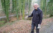Vier Meter von der Waldstrasse entfernt hat Manfred Hunziker die in einen Teppich eingewickelte Frauenleiche entdeckt. (Bild: Mario Testa)