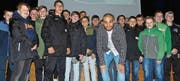 Nicolas Lüchinger (mit Jacket) umrundet von den OMR-Sportschülern, die seine Ausführungen gespannt mitverfolgten. (Bild: Ulrike Huber)