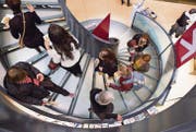 Dreht sich die Sache der Frau im Kreis oder zeichnet sich eine Aufwärtsspirale ab? Am Frauentag gehörte die Buchhandlung Rösslitor den Frauen. (Bild: Michaela Rohrer)