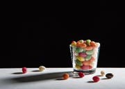 Trotzen dem Trend zu zuckerfreien Süssigkeiten: Zuckereili von Zile bestehen zu 96 Prozent aus Schweizer Zucker. (Bild: Pius Amrein)