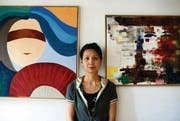 Mit verbundenen Augen das Schöne wollen: Die Künstlerin Angela Lin vor «Oriental Beauty». (Bild: Michel Canonica)