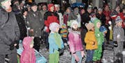 Mit dem neuen Rathausplatz hielt auch das Adventssingen Einzug, das Bruno Imlig bereits zum dritten Mal organisiert hat. (Bilder: Andrea C. Plüss)
