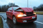 Das Auto des 32-Jährigen wurde ziemlich demoliert. (Bild: Kapo SG)