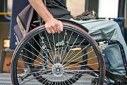 Wie es dazu kam, dass der Rollstuhlfahrer in den See fiel, ist unklar. (Bild: Keystone (Symbolbild))