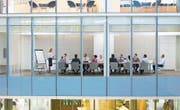 Frauen sind in den Chefetagen von Schweizer Unternehmen oft in der Unterzahl. (Bild: Getty)