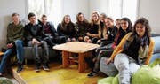 Die Ethikklasse der dritten Oberstufe St. Peterzell und ihre Lehrerin Claudia Gagno (rechts) freuen sich über den neugestalteten Jugendtreff. Am Samstag wird sich entscheiden, ob das Projekt zu den vier besten der Region gehört. (Bild: Angela Hess)