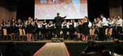 Gala-Stimmung mit der Stadtmusik unter der Leitung von Benjamin Zwick. (Bild: Max Pflüger)
