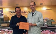 Lars Schläpfer, Präsident der Spitex Oberes Toggenburg, und Othmar Murer von der Metzgerei Murer (von links). (Bild: PD)