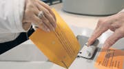 Der persönliche Gang an die Urne wird immer seltener. Bürgerinnen und Bürger nutzen zunehmend die briefliche Stimmabgabe. (Bild: Hannes Thalmann)
