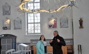 Raum für Diskussion und Nachdenken: Die Mesmerin Rita Harb und der Künstler Det Blumberg in der Kirche Mogelsberg unter dem Dornenkranz, der zur Installation «Baustelle Kirche» gehört. (Bild: Sabine Schmid)