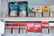 Seit diesem Jahr sind in der Schweiz legale Cannabis-Produkte wie CBD-Hanf (oben links) oder -Zigaretten (rechts davon) erhältlich. (Bild: GAETAN BALLY (KEYSTONE))