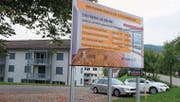 In Lichtensteig wirbt ein Plakat für total sanierte Mietwohnungen. Im Toggenburg jedoch sinkt die Zahl des verfügbaren Mietwohnraumes. (Bild: Serge Hediger)