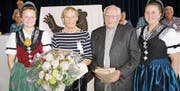 Die beiden ältesten Mitglieder Rösli Beccarelli, Eggersriet, und Fritz Rüfenacht, Herisau, umgeben von zwei Ehrendamen. (Bild: Werner Grüninger)