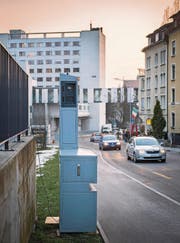 Stein des Anstosses: Der Blitzer an der Lindenstrasse beim Kantonsspital. (Bild: Urs Bucher)
