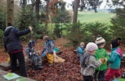 Die Waldkindergärtler halten sich bei jedem Wetter hauptsächlich draussen auf – nur bei Sturm nicht. (Bild: PD)