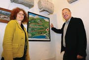 Der Gort auch im Alpaufzug: Für die Ausstellung hat Kuratorin Christelle Wick im Fundus des Toggenburger Museums nach den Kühen mit der speziellen Fellzeichnung gesucht – und einige gefunden. Für Bruno Wickli, Präsident der Museumskommission, ist es die erste Sonderausstellung. (Bild: Olivia Hug)