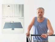 Willi Oertig vor seiner Arbeit «Leeres Bild im Atelier» (Öl auf Leinwand). (Bild: Jonny Schai)