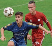 Konzentration auf den Ball. Das gilt nicht nur für den FC Sirnach (blau), sondern für alle Mannschaften, die am Wochenende im Einsatz stehen. (Bild: Urs Nobel)