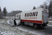 Der Lieferwagen kollidierte in der Autobahneinfahrt Wil mit einem Lastwagen. (Bild: Kapo SG)