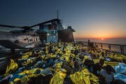 Das einzige Gold, welches die Migranten auf der Suche nach ihrem Eldorado finden, sind die Wärmedecken der Flüchtlingshilfe. (Bilder: PD)