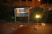 Bevor das Auto in die Briefkästen geprallt ist, beschädigte es eine Strassenlaterne. (Bild: Stapo SG)