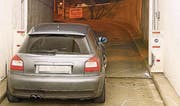Das Unfallauto in der Ausfahrt der Parkgarage Burggraben. (Bild: Stadtpolizei St. Gallen)