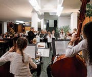 Die nüchterne Vorhalle in der Kanti Wattwil hat sich stimmungsvoll verwandelt und zeigte sich für die klassischen Hits dicht besetzt. (Bild: Peter Küpfer)