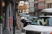 Bald ein Bild der Vergangenheit? In der Altstätter Marktgasse sollen künftig keine Autos mehr durchfahren und parkieren. (Bild: Gert Bruderer)