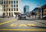 Das Grundproblem mit der Vorfahrt im Bahnhof Nord: Zubringer halten auf Car- und Taxi-Standplätzen, statt dass sie die unterirdische «Kiss and Ride»-Anlage im Parkhaus daneben benutzen. (Bild: Benjamin Manser)