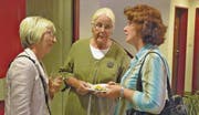 Die ehemalige Sekretärin Hedy Küffner und Gründungspräsidentin Ingrid Meier im Gespräch mit der jetzigen Sekretärin Martina Keller (v. l.). (Bild: pd)