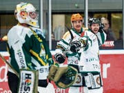 Topskorer Silvan Wyss (Mitte) und Teamkollege Jewgeni Schirjajew bejubeln Oltens Treffer zum 2:1. (Bild: Marc Schumacher/Freshfocus)